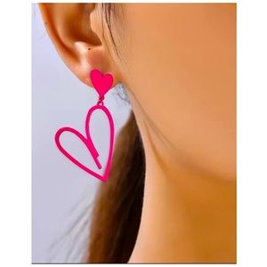 URBAN OUTFITTERS | HEART SHAPE DANGLE BARBIECORE EARRINGS